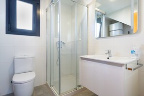Baignoire, articles de toilette gratuits, serviettes fournies