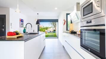 Kjøleskap, mikrobølgeovn, ovn og kokeplater