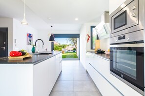 Een koelkast, een microgolfoven, een oven, een kookplaat