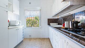 Frigorífico, microondas, horno y placa de cocina