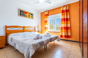 3 slaapkamers, een strijkplank/strijkijzer, gratis wifi, beddengoed