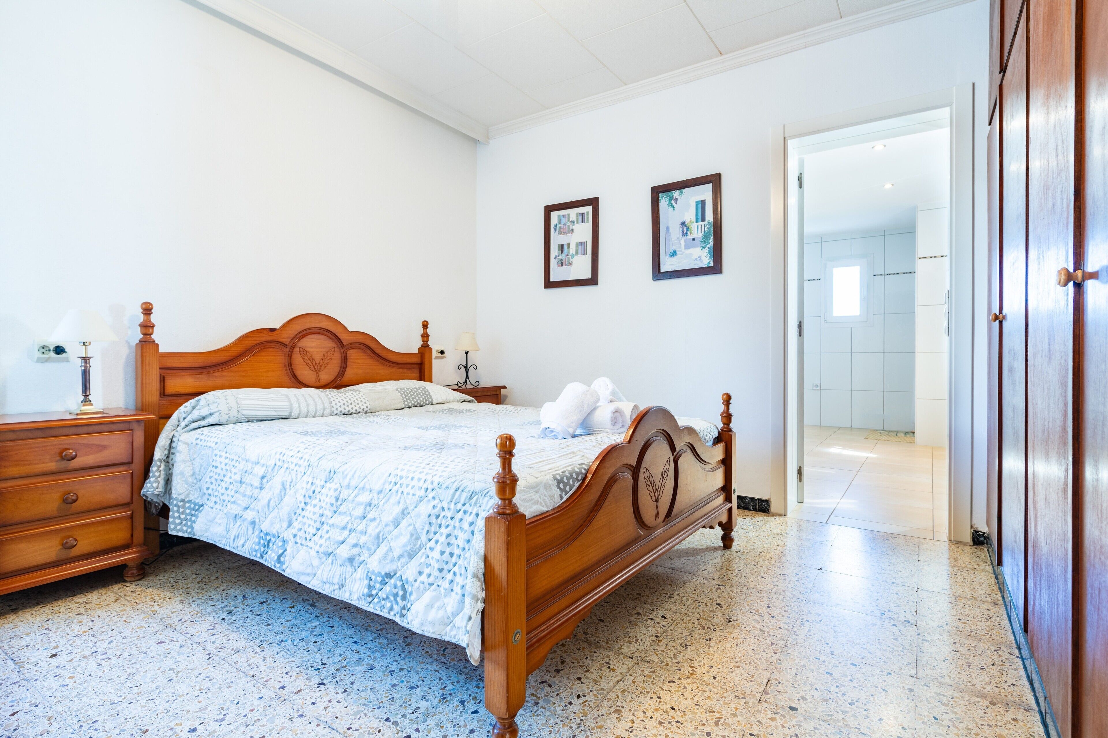 3 makuuhuonetta, silitysrauta/-lauta, ilmainen Wi-Fi, vuodevaatteet