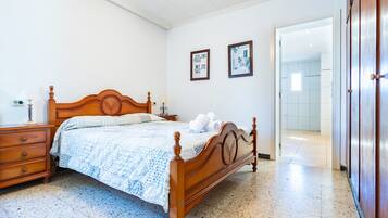 3 makuuhuonetta, silitysrauta/-lauta, ilmainen Wi-Fi, vuodevaatteet