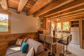 Interior - Chalet "Pierre d'Anatase" with Mountain Views, Terrace, Garden, and Wi-Fi (Saint-Gervais-les-Bains)