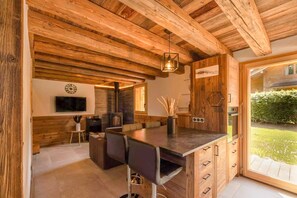 Interior - Chalet "Pierre d'Anatase" with Mountain Views, Terrace, Garden, and Wi-Fi (Saint-Gervais-les-Bains)