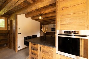 Fridge, microwave, oven, stovetop - Chalet "Pierre d'Anatase" with Mountain View, Terrace, Garden, and Wi-Fi (Saint-Gervais-les-Bains)