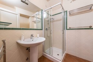 Suihku, hiustenkuivaaja, pyyhkeet