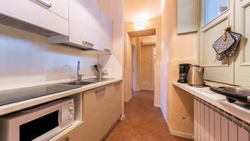 Frigorifero, microonde, forno, piano cottura