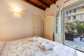 3 bedrooms, iron/ironing board, free WiFi, bed sheets - Apartment 'Villa Antica Torre Boccaccio' with Shared Pool, Wi-Fi and Air Conditioning (San Felice del Benaco (BS))