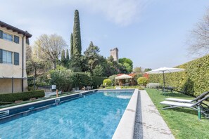 Pool - Apartment 'Villa Antica Torre Boccaccio' with Shared Pool, Wi-Fi and Air Conditioning (San Felice del Benaco (BS))