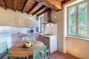 Frigorifero, microonde, forno, piano cottura