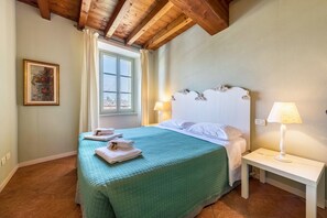 1 bedroom, iron/ironing board, free WiFi, bed sheets - Apartment 'Antica Torre Petrarca' with Mountain View, Wi-Fi and Air Conditioning (San Felice del Benaco (BS))