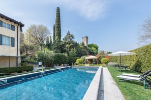 Pool - Apartment 'Antica Torre Petrarca' with Mountain View, Wi-Fi and Air Conditioning (San Felice del Benaco (BS))