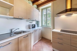 Frigorifero, microonde, forno, piano cottura