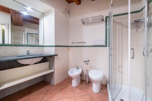 Shower, hair dryer, towels - Apartment 'Antica Torre Petrarca' with Mountain View, Wi-Fi and Air Conditioning (San Felice del Benaco (BS))