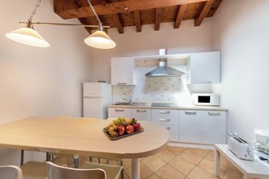 Frigorifero, microonde, forno, piano cottura