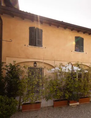 Exterior - Apartment 'Antica Torre Goethe' with Mountain View, Wi-Fi and Air Conditioning (San Felice del Benaco (BS))