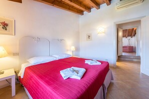 3 bedrooms, iron/ironing board, free WiFi, bed sheets - Apartment 'Antica Torre Goethe' with Mountain View, Wi-Fi and Air Conditioning (San Felice del Benaco (BS))