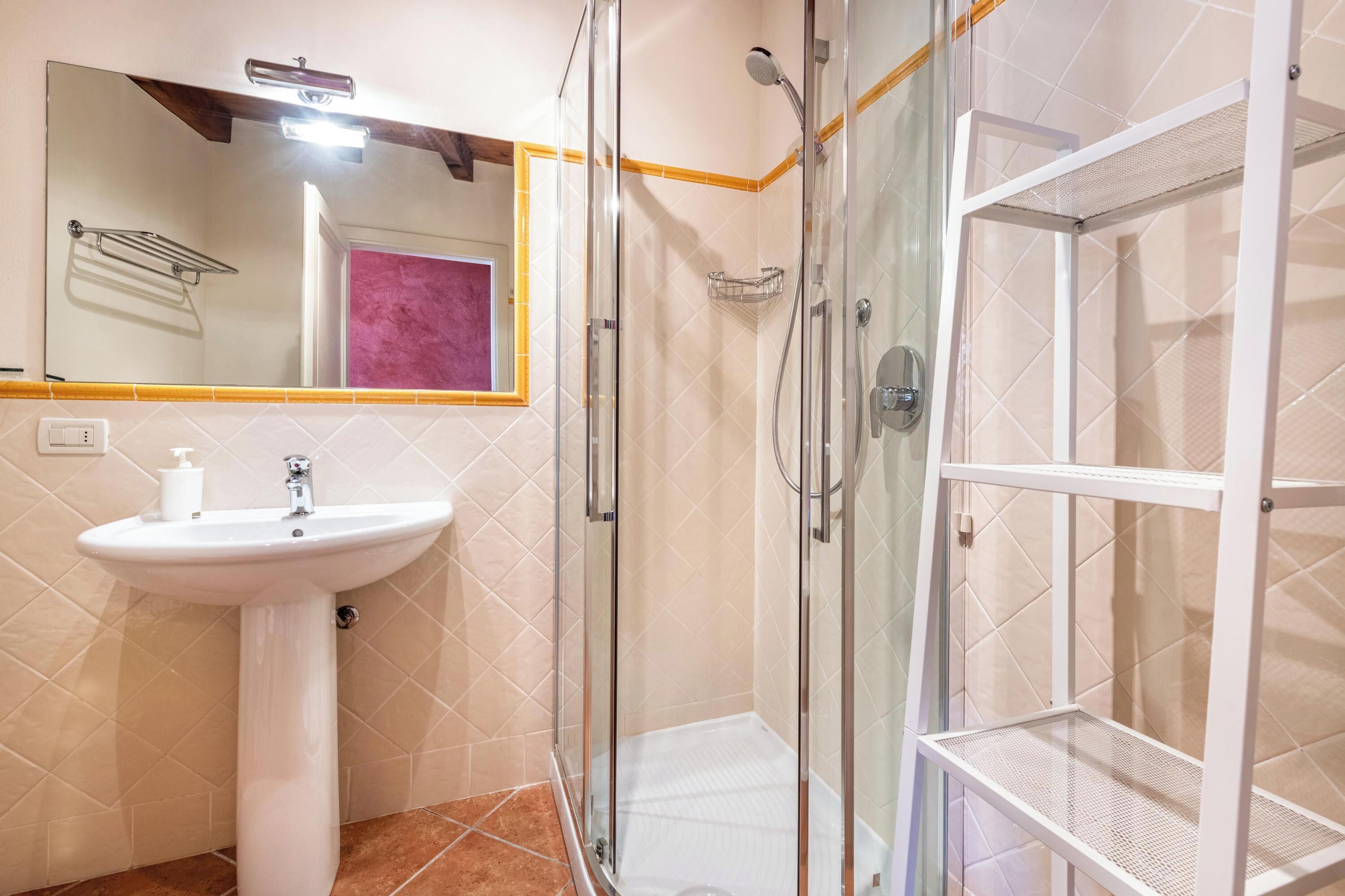 Regadera, secadora de cabello, toallas 