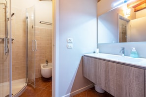 Shower, hair dryer, towels - Apartment 'Antica Torre D Annunzio' with Mountain View, Wi-Fi and Air Conditioning (San Felice del Benaco (BS))