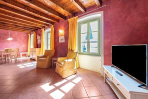 Living area - Apartment 'Antica Torre D Annunzio' with Mountain View, Wi-Fi and Air Conditioning (San Felice del Benaco (BS))