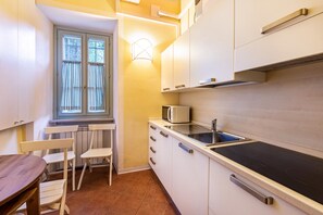 Een koelkast, een magnetron, een oven, een kookplaat