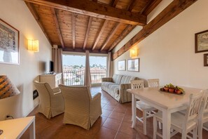 Dining - Apartment 'Antica Torre Byron' with Shared Pool, Wi-Fi and Air Conditioning (San Felice del Benaco (BS))