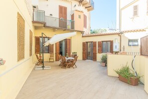 Outdoor dining - Apartment 'Rifla Vacanze' with Terrace & Wi-Fi (La Maddalena)