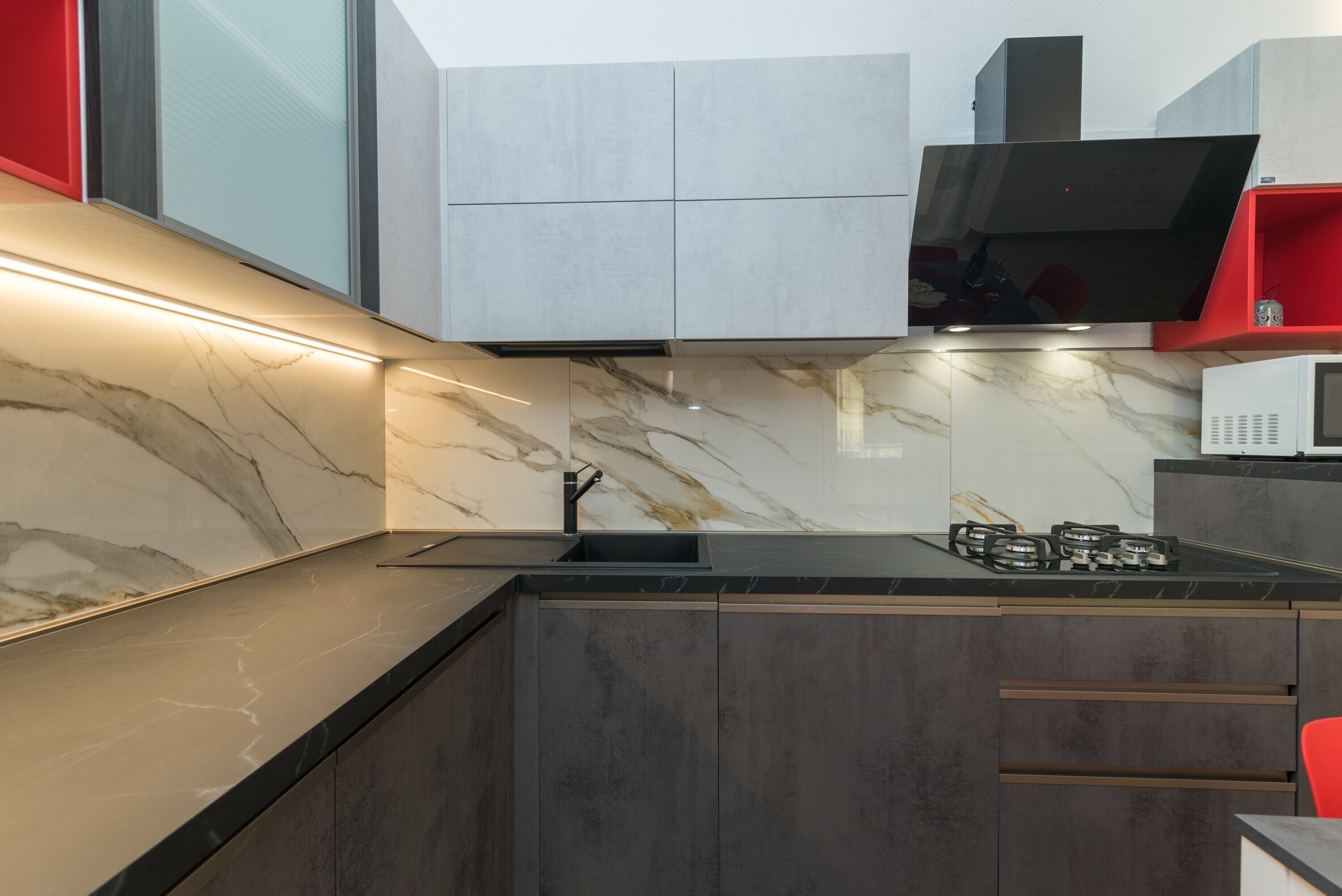 Frigorifero, microonde, forno, piano cottura