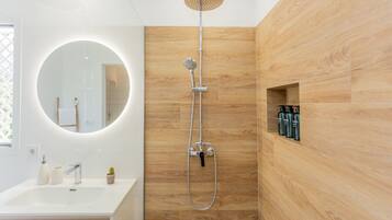 Dusche, Haartrockner, Handtücher
