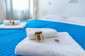 1 bedroom, iron/ironing board, free WiFi, bed sheets - Apartment 'Villa Antica Torre Ariosto' with Shared Pool, Wi-Fi and Air Conditioning (San Felice del Benaco (BS))