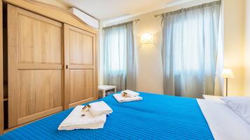 1 habitación, tabla de planchar con plancha, wifi gratis y ropa de cama