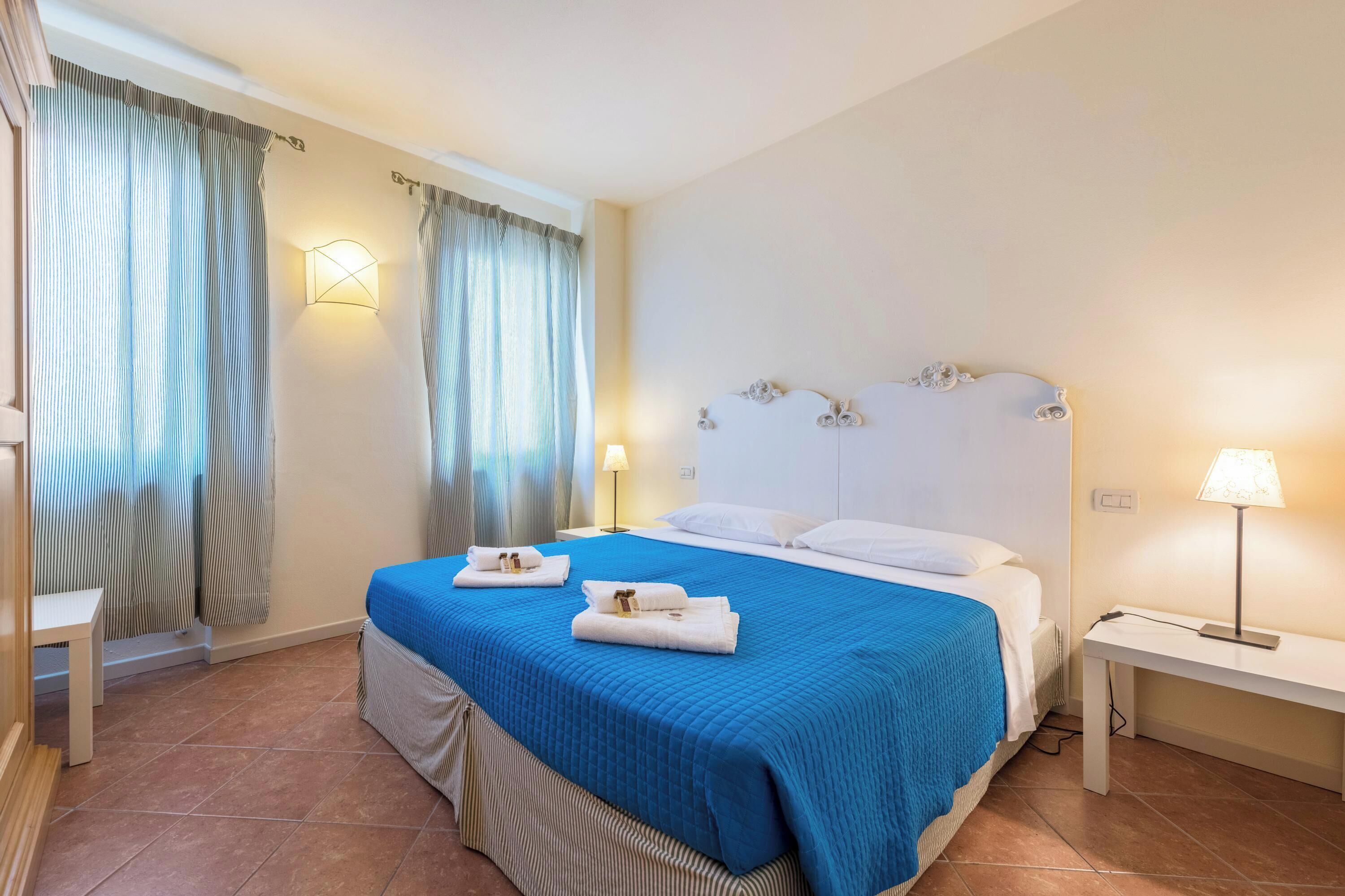 1 habitación, tabla de planchar con plancha, wifi gratis y ropa de cama 