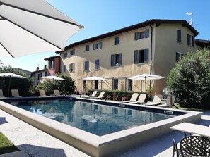 Pool - Apartment 'Villa Antica Torre Ariosto' with Shared Pool, Wi-Fi and Air Conditioning (San Felice del Benaco (BS))