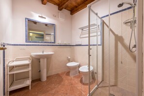 Bruser, hårtørrer, håndklæder