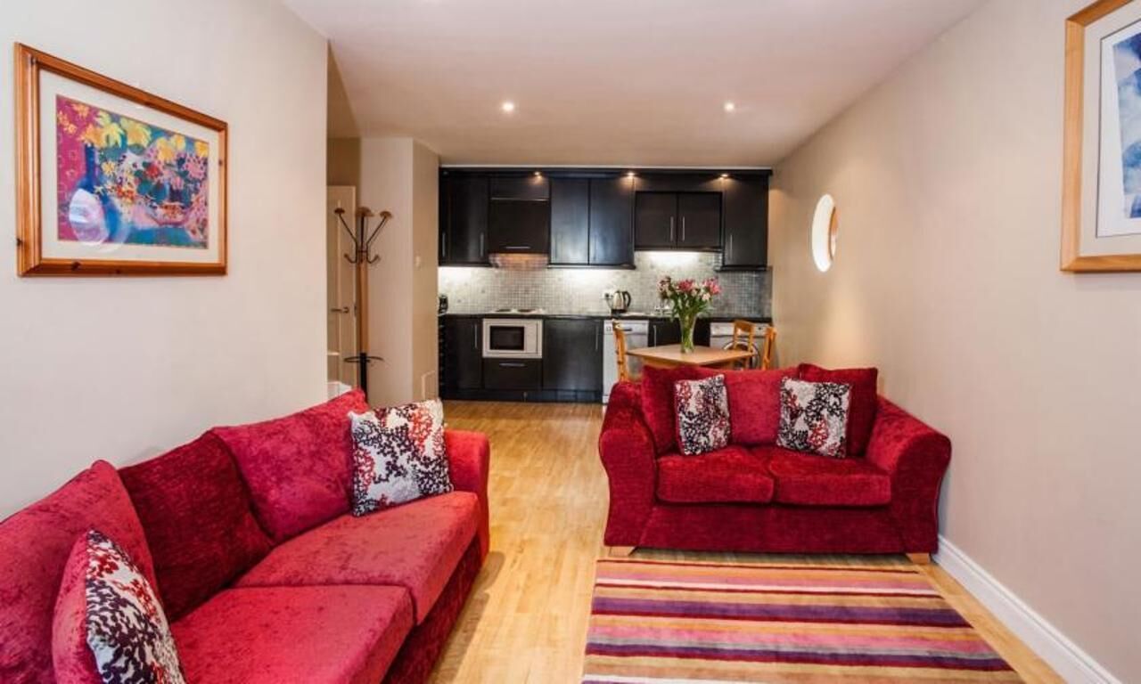WALK TO ALL FAMOUS LOCATIONS-2BR SUITE APT IN DUBLIN-2