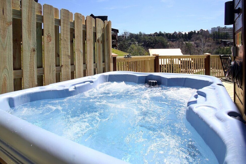 Perfect Family Cabin! Amazing Location! Hot Tub
