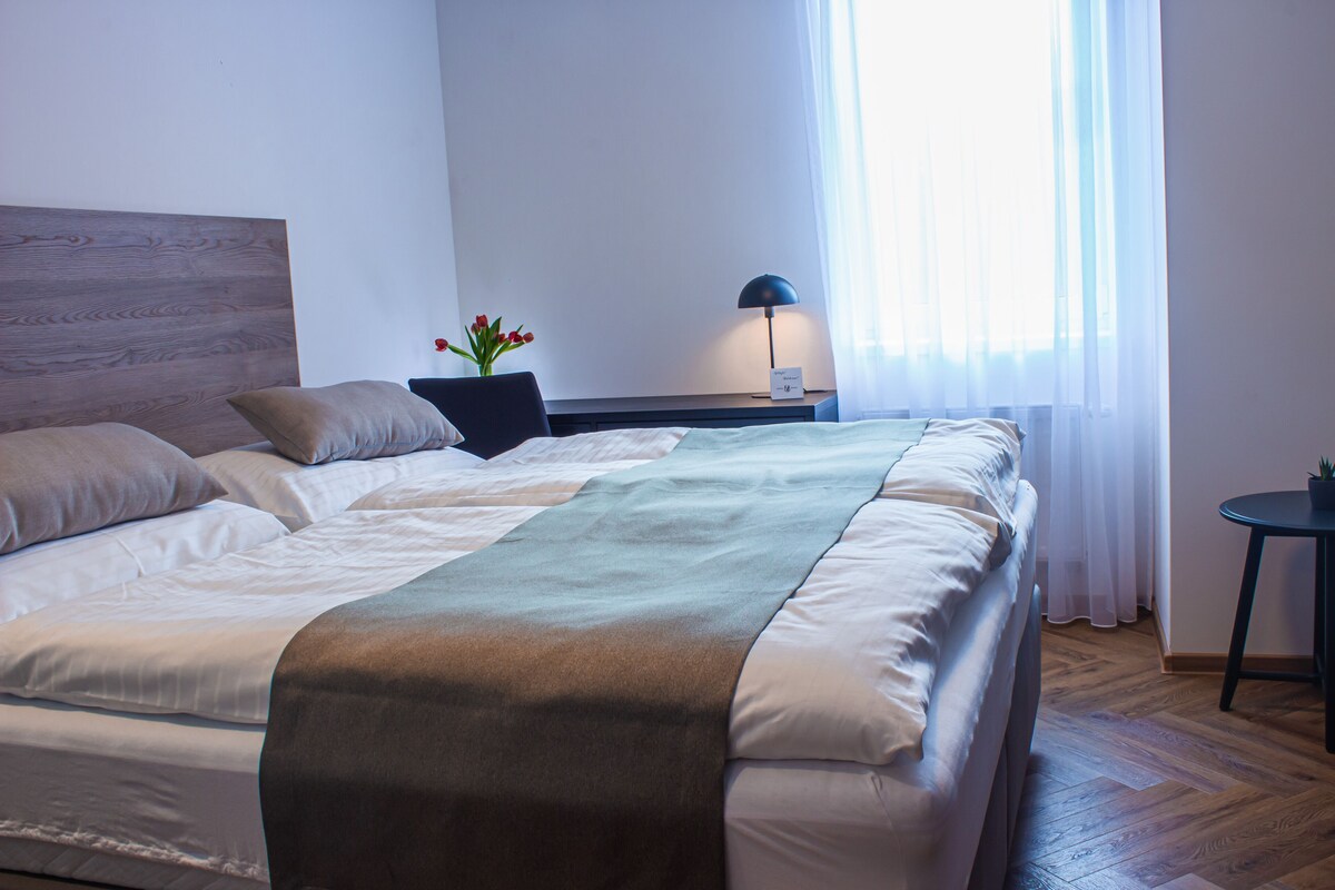 Allergitestet sengetøy, senger med Select Comfort-madrass og skrivebord