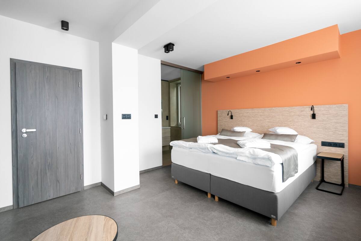 Hypo-allergenic bedding, Select Comfort beds, desk, laptop workspace