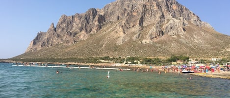 Una spiaggia nelle vicinanze