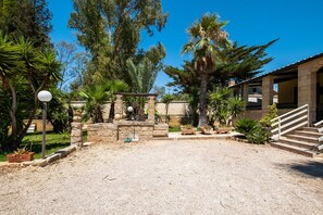 Property grounds - Villa "Casa Vacanze Consiglia" close to the Beach with Garden (Ugento Torre San Giovanni)