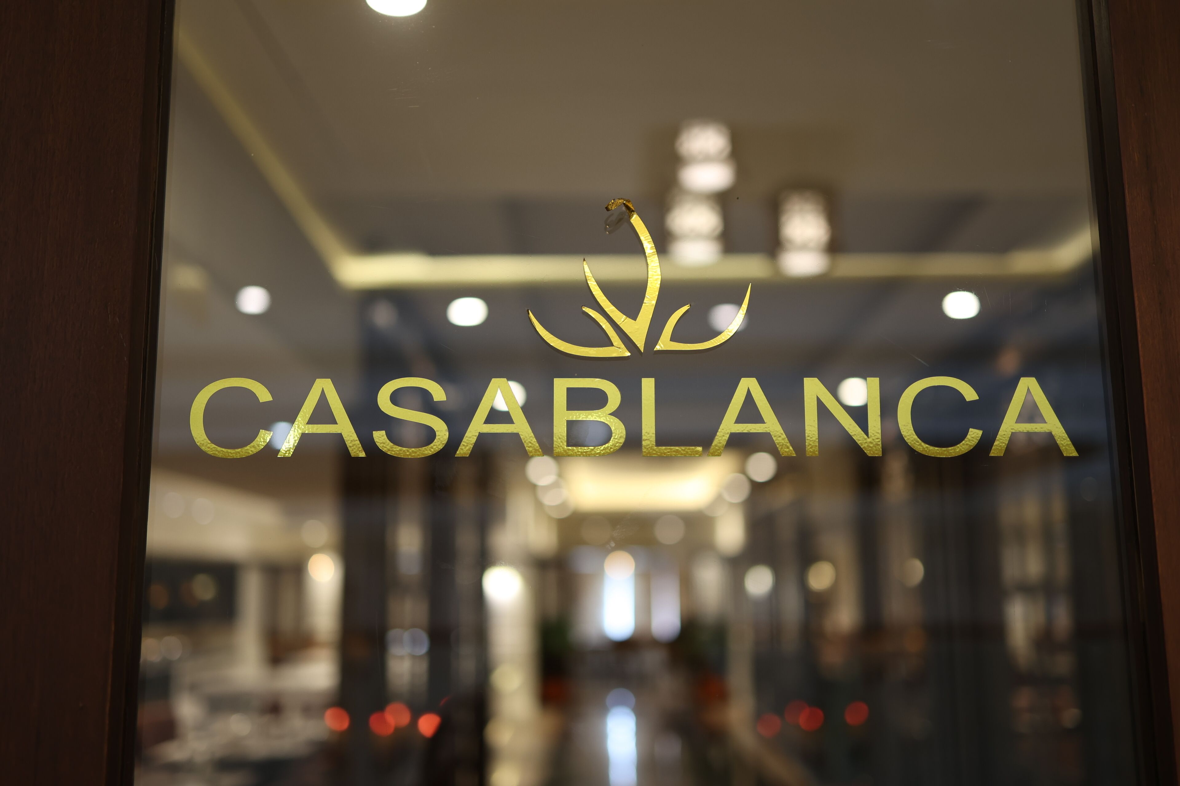 Un letrero de hotel con el nombre 'CASABLANC' en letras doradas.