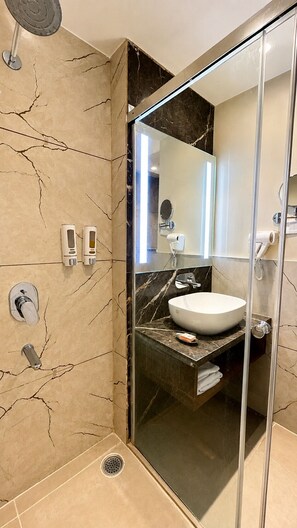 Quarto casal luxo, 1 quarto, para não fumantes, vista para a cidade | Banheiro | Produtos de toalete grátis, secador de cabelo (mediante solicitação)