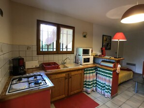 Kylskåp, mikrovågsugn, spishäll och diskmaskin