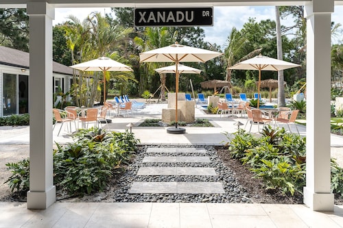 2.3 acre Luxury Estate 9 minutes from Beach!!!