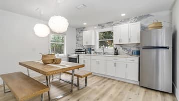 Jääkaappi, mikroaaltouuni, uuni, liesi