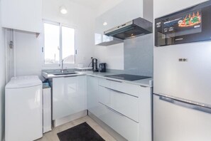 Refrigerador, parrilla de estufa, cafetera y tetera y tetera eléctrica 