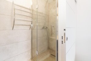 Douche, sĂšche-cheveux, serviettes fournies