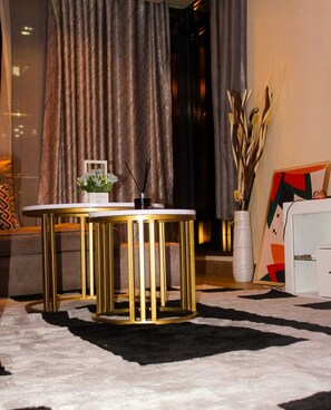 Deluxe-lejlighed | Opholdsområde | 20-tommers smart-tv med digitale kanaler, tv