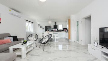 Villa, 3 Bedrooms, Private Pool, Mountain View | Living room